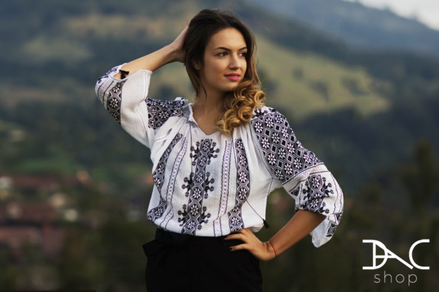 O ie de damă de poveste, de la DACShop: cum să porți o bluză tradițională precum ia albă cu broderie