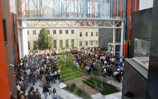 Cel mai modern liceu tehnologic din România, construit în orașul cu șomaj zero. 1.000 de elevi învață o meserie în condiții sci-fi