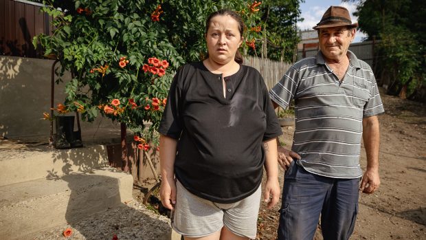 Cum a ajuns o firmă de avocați să pună poprire pe indemnizația de handicap a victimei unui accident auto: „Mi-au zis că pot scoate despăgubiri. M-au păcălit, am semnat, asta e”