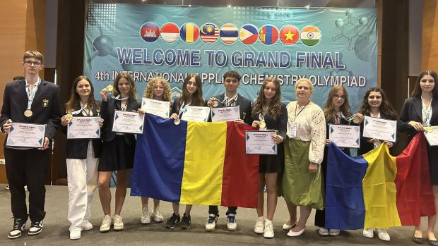 România a câștigat 12 medalii de aur la Olimpiada Internațională de Chimie Aplicată din Indonezia. „Ministerul Educației nu a dat un leu pentru deplasare”, acuză coordonatorul elevilor