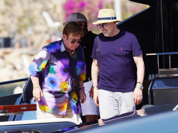 Elton John și-a pierdut parțial vederea după o infecție gravă