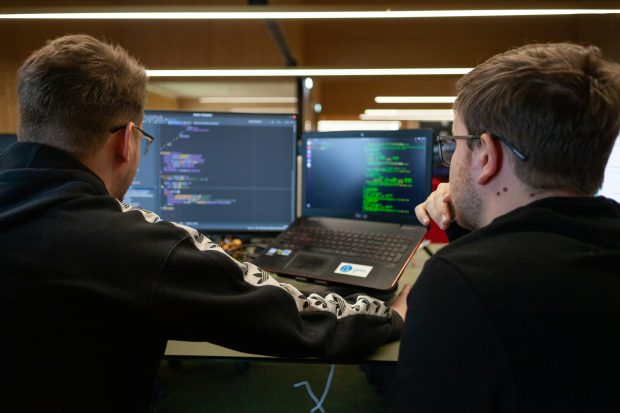 IT-ul este domeniul în care așteptările salariale ale angajaților au crescut cel mai mult în ultimul an. 7.000 de lei, net, pe lună este media salarială în acest sector, la nivel național. Așteptările IT-iștilor sunt de 10.000 de lei lunar, în medie