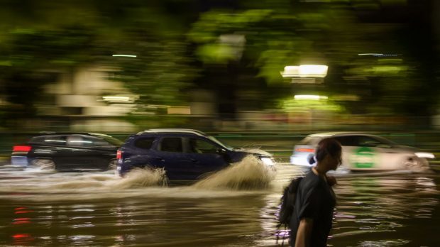 Val de glume pe internet după „apocalipsa meteo” anunțată de autorități: În Londra, ea i-ar fi spus lui: „darling, what a sunny day”