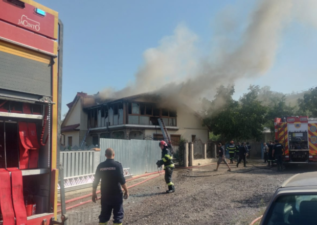 O casă care a scăpat de inundații la Pechea, Galați, a luat foc. În interior erau o mamă și cei trei copii ai ei