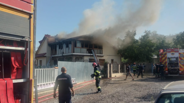 O casă care a scăpat de inundații la Pechea, în Galați, a luat foc. În interior erau o mamă și cei trei copii ai ei