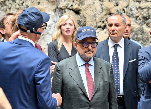 Ministrul culturii din Italia și-a dat demisia după ce a fost acuzat că și-a înșelat soția cu o consilieră