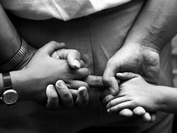 Un român și-a dat în judecată soția când a aflat că nu este tatăl fetei pe care a crescut-o 20 de ani. Apărarea: „Trăsăturile erau asemănătoare”