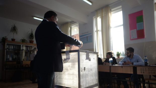Prezidențialele din noiembrie, la un pas să bată recordul de candidați. În 1996, au fost 16 persoane înscrise în cursa electorală ANALIZĂ
