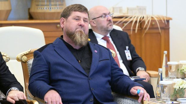 Forțele cecene de securitate controlate de Ramzan Kadîrov rețin bărbații gay și îi trimit cu forța pe frontul din Ucraina. Ce mită trebuie să dea ca să scape