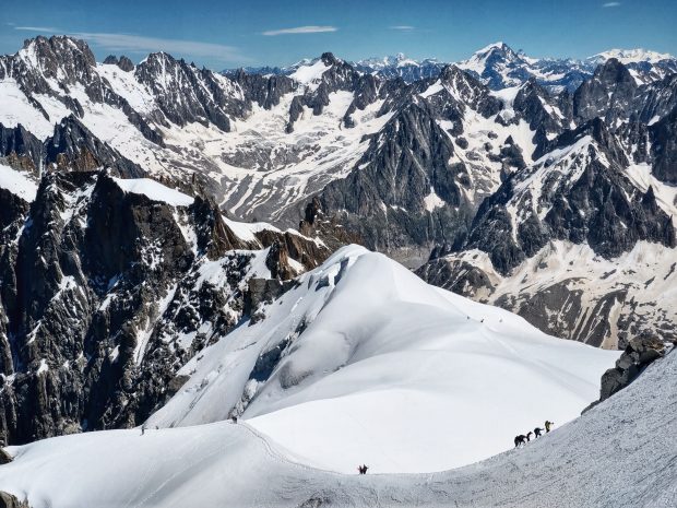 Un alpinist român a murit după ce a căzut 200 de metri pe traseul din Mont Blanc