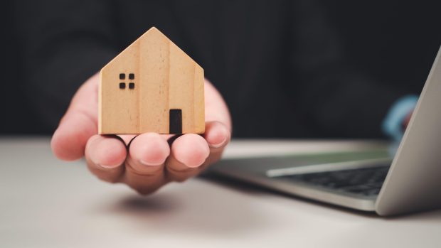 Ce salarii se câștigă în imobiliare? Cât primesc un agent imobiliar, un director de vânzări și un manager de proprietăți