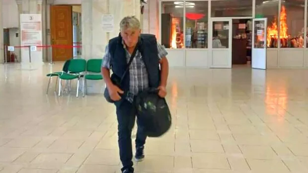 Bărbatul care a dat foc în Palatul Parlamentului a fost reținut de polițiști