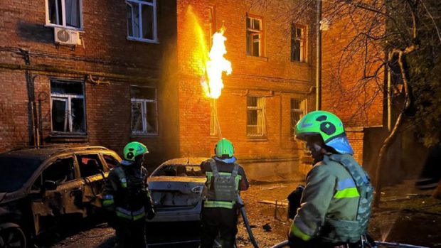 LIVETEXT Război în Ucraina, ziua 946 | Incendiu la o clădire din Kiev, după căderea unor fragmente de drone. Bombardamente în Zaporojie
