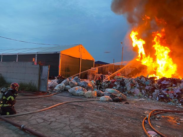 Incendiu masiv la un depozit de deșeuri din Sibiu. Mesaj RO-Alert pentru locuitorii din zonă
