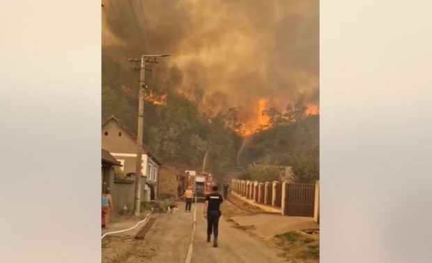Incendiu de vegetație uriaș în Reșița. Flăcările au ajuns lângă case: „Renunțați la practica ilegală de ardere a pășunilor”