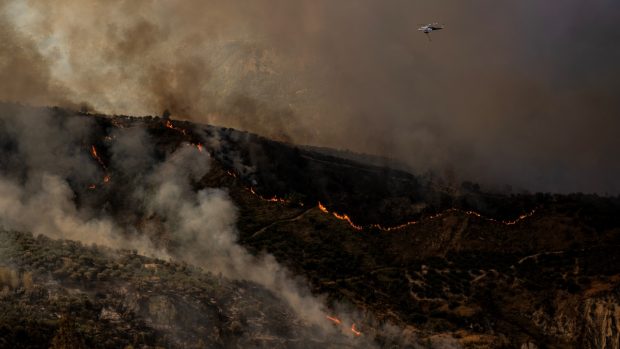 Doi oameni au murit în urma unui incendiu puternic de vegetație din sudul Greciei. Mai multe sate au fost evacuate