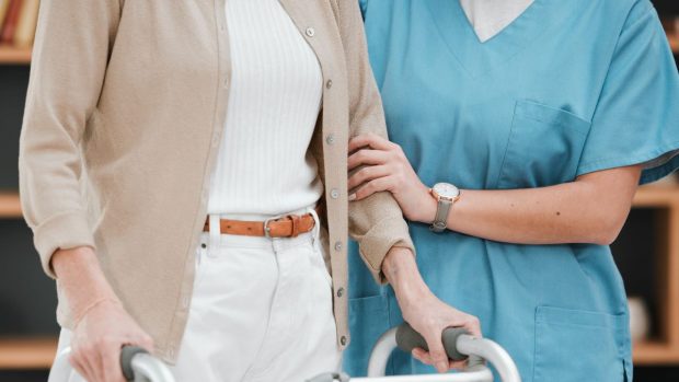Îngrijitoare medicale românce angajate la negru în Germania, prejudiciul e de cel puțin 2,2 milioane de euro