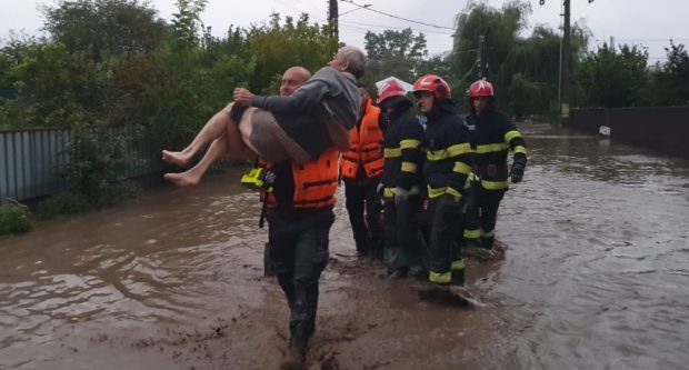Bilanţ IGSU, după ploile abundente: 19 localităţi din 8 judeţe, afectate. Zeci de persoane, salvate din calea viiturii