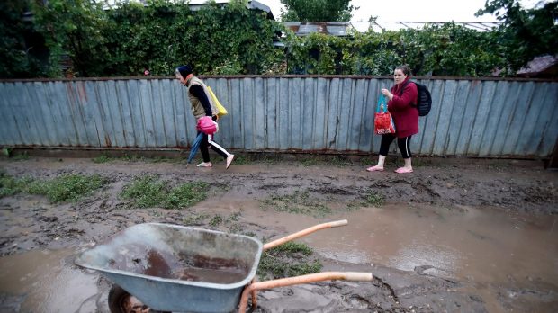 În Constanţa a plouat într-o oră cât pentru o lună, iar în Galaţi puhoiul a refulat în stradă