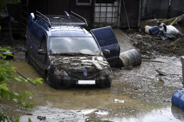 Peste 6.000 de persoane, evacuate din cauza ploilor abundente. Efectele vremii, în 29 de județe: case inundate, zeci de copaci şi stâlpi doborâţi de vânt