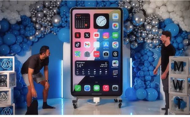 Cel mai mare iPhone din lume, construit de un YouTuber britanic. Este mai înalt decât statura unui om