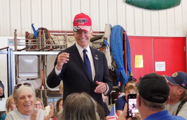 Joe Biden și-a pus pe cap o șapcă „Trump 2024”. Reacția echipei lui Donald Trump | VIDEO