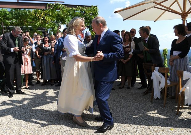 Fosta șefă a diplomației austriece, care a dansat cu Putin la nunta ei și s-a mutat în Rusia, a devenit ambasadoare pentru tigrii siberieni