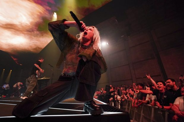 Trupa Linkin Park s-a reunit la 7 ani de la moartea lui Chester Bennington. Cine e Emily Armstrong, noua co-vocalistă a formației