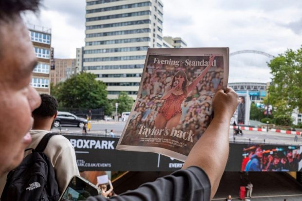 Ziarul London Evening Standard a tipărit ultima ediție în calitate de cotidian și devine săptămânal, sub un nou nume