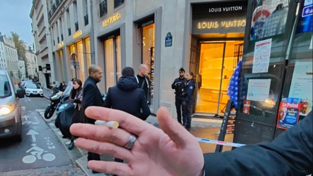 Spargere de aproape 1.000.000 de euro la un magazin Louis Vuitton din Paris. Patru hoți au intrat cu mașina în marșarier, apoi s-au făcut nevăzuți