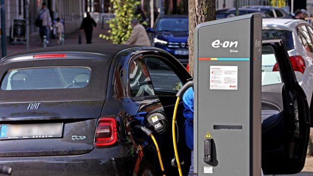 Costul conducerii unei mașini electrice e aproape dublu față de prețul benzinei sau motorinei, în Marea Britanie