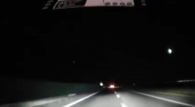 Meteor filmat de pe Autostrada Soarelui, în timp ce se dezintegra, după ce a intrat în atmosferă | VIDEO