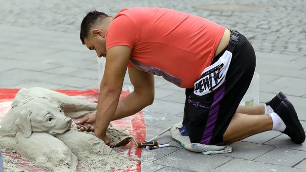 Tânărul care transformă nisipul în artă stradală: „Cu o mistrie, un cuțit și mâinile mele muncesc și 16 ore pentru o lucrare”