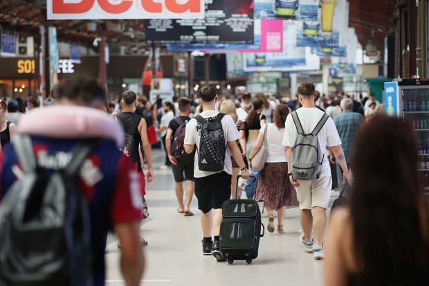 Condițiile în care elevii pot circula gratuit cu trenul în noul an școlar. Precizările CFR Călători