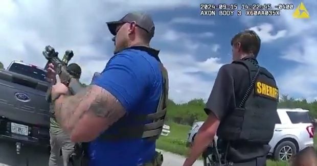 Momentul în care bărbatul acuzat că a încercat să îl împuște pe Trump este arestat pe autostradă VIDEO