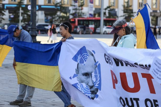 Vladimir Putin, întâmpinat în Mongolia și de protestatari: „Criminalul de război să plece”