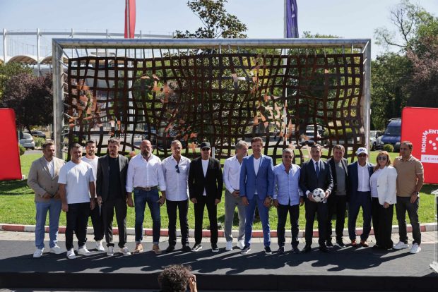 Monumentul dedicat Generației de Aur a României a fost inaugurat în fața Arenei Naționale. Este o poartă de fotbal uriașă