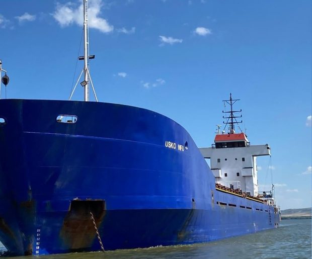 Navă cu pilot român la bord, arestată pe Dunăre de autoritățile ucrainene. Este acuzată că transportă ilegal cereale din zonele ocupate de Rusia