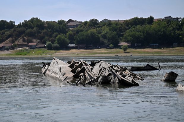 Nave din timpul celui de-Al Doilea Război Mondial ies la suprafața Dunării din cauza scăderii nivelului fluviului | FOTO
