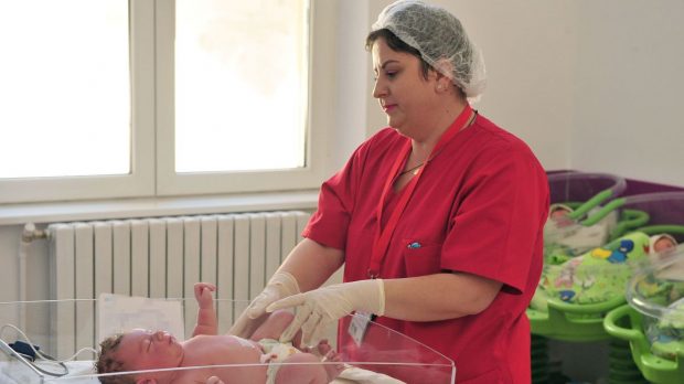 Un studiu inedit arată cum este transformat microbiomul bebelușilor de laptele matern