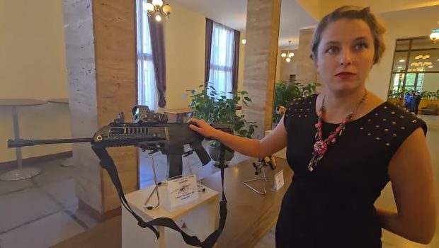 O armă de asalt care funcţionează pe principiul AKM e în faza finală de prototip industrial la Cugir: „Sunt șanse foarte mari să treacă testările” | VIDEO