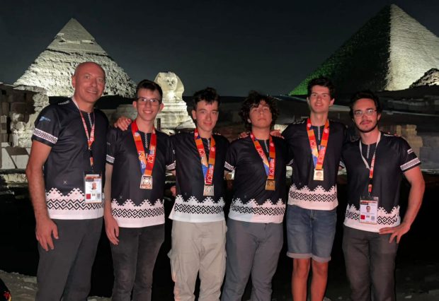 Elevii români au obținut patru medalii, între care una de aur, la Olimpiada Internațională de Informatică. România, pe locul 8 în lume