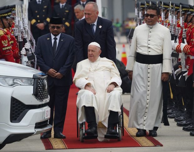 Papa Francisc a ajuns în Indonezia, prima țară pe care o vizitează în cel mai lung turneu al pontificatului său