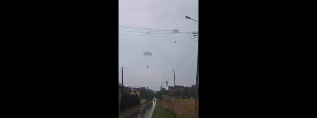 Militari polonezi purtați de vânt 10 km în timpul unui exerciţiu. Un paraşutist a aterizat pe o casă, altul a rămas atârnat de cablurile electrice / VIDEO