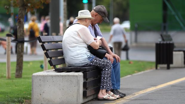 USR atacă la Comisia Europeană legea pensiilor: „Taie de la cei care au plătit suplimentar și dau la pensionarii speciali”