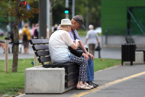 Ce se întâmplă cu pensionarii care au primit talonul cu venitul pe luna august 2024, deși au decizii de recalculare. Anunțul Casei de Pensii