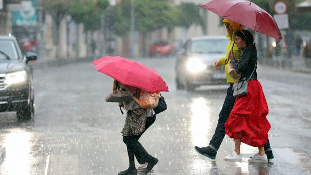 Avertizări meteo de ploi torenţiale și vânt puternic, în jumătate din ţară