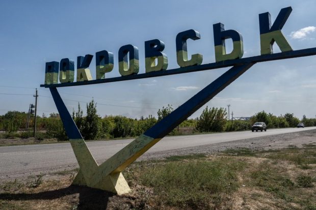 Momentul în care militarii ruși par să execute trei ucraineni care se predau, lângă Pokrovsk: „Crimă de război. Această politică este orchestrată de Kremlin” | VIDEO