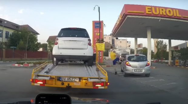 Momentul în care un polițist din Sibiu sare din mașină și lovește cu pumnii și picioarele un alt șofer. De la ce a pornit conflictul