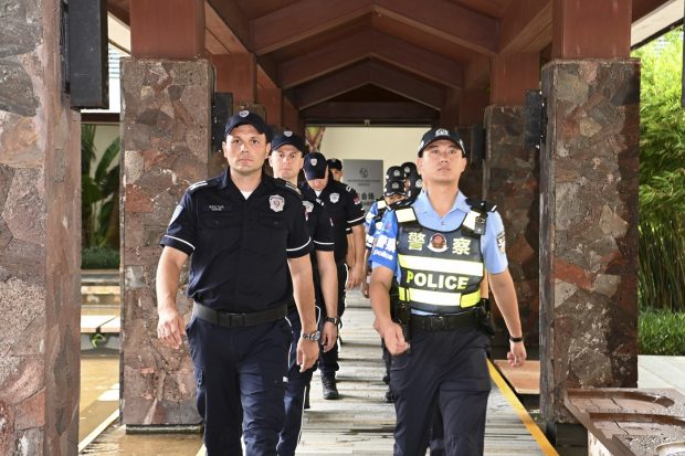 China antrenează mii de polițiști străini și trimite consultanți pentru a crea o lume după modelul său de securitate